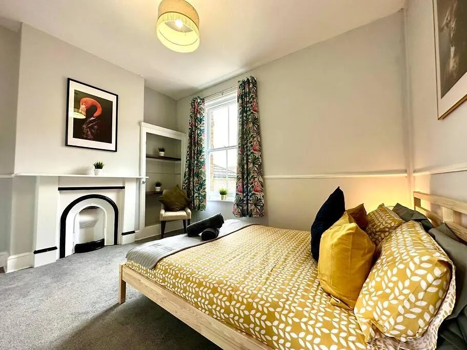 Coastal Comfort Duplex: Spacious 4-Bedroom Near Beach Bournemouth 0*,  United Kingdom