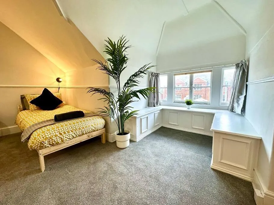 Coastal Comfort Duplex: Spacious 4-Bedroom Near Beach Bournemouth