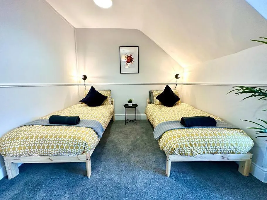 Apartment Coastal Comfort Duplex: Spacious 4-Bedroom Near Beach Bournemouth United Kingdom