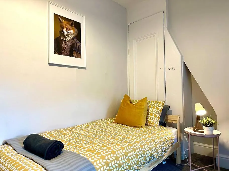 Apartment Coastal Comfort Duplex: Spacious 4-Bedroom Near Beach Bournemouth