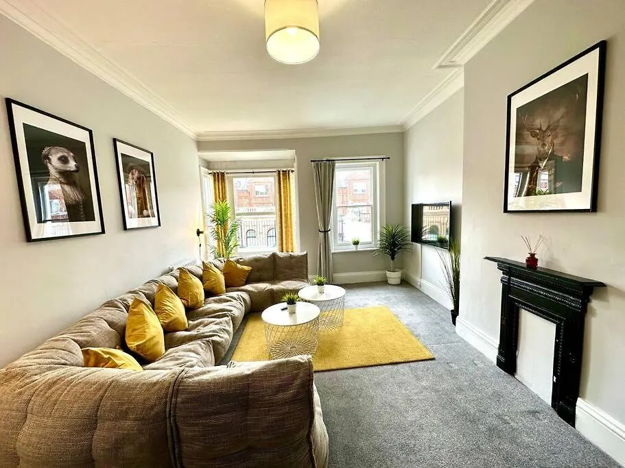 Apartment Coastal Comfort Duplex: Spacious 4-Bedroom Near Beach Bournemouth